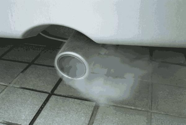 车子排气管滴水正常不正常？为啥会滴水？20年老修车工给出回复