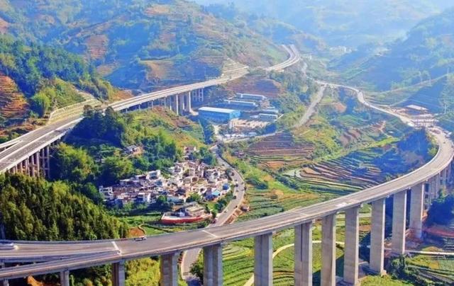 云南省会昆明到红河建水有两条高速路可以走，过路费悬殊很大