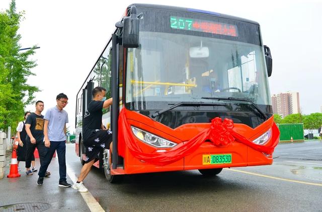 崇州85辆新能源公交车“上岗”