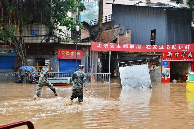 重庆迎来强降雨 綦江道路积水汽车被淹