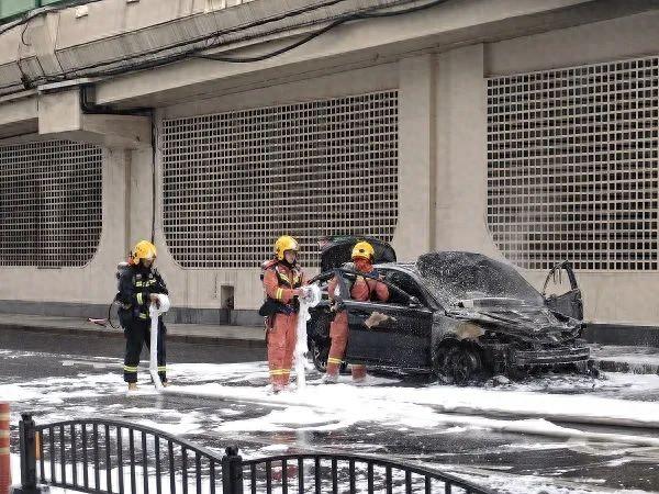 事发上海，2天2起！新能源汽车当街起火烧毁，现场画面曝光→