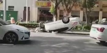 南宁东葛路一小轿车突然翻车，车头严重受损！