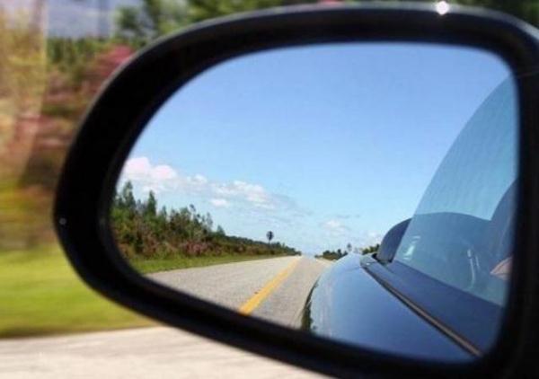 汽车后视镜上安装了小圆镜，它的作用是什么呢？你都知道吗？
