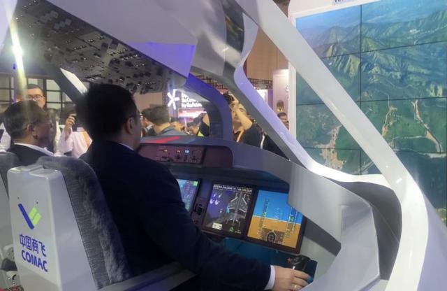 两位省委书记体验飞机模拟驾驶舱