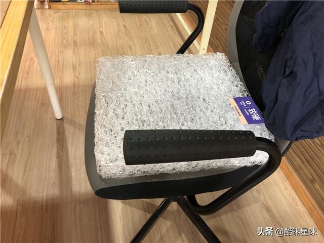 日本发明的黑科技坐垫，形如粉丝坐如空气，久坐不累超透气