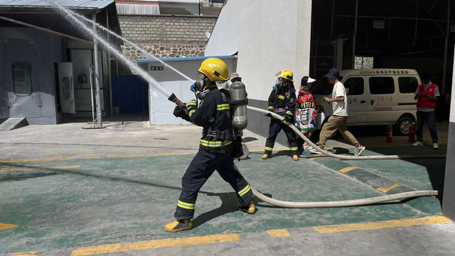 桑珠孜区消防救援大队深入东郊汽修厂开展消防应急演练