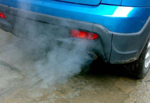 汽车排气管冒黑烟、白烟、蓝烟分别代表什么？不一定都是故障