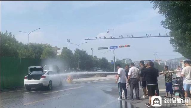 济南街头一轿车自燃 公交驾驶员与热心市民接力灭火
