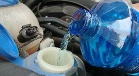 「保养」汽车的玻璃水用完了，可以自己加吗？原来很多人都搞错了