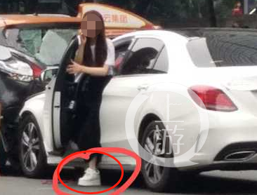 广州奔驰女司机闯红灯致13伤 被指事发时穿松糕鞋