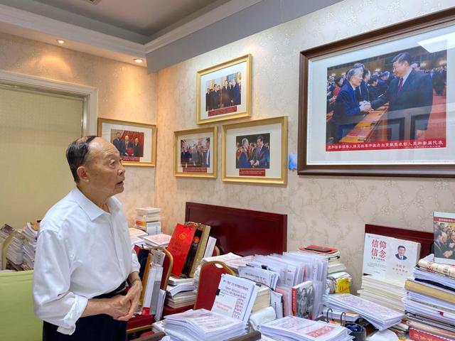 张家港是百强县第三名，老市委书记说30年前自己是滚钉板出来的