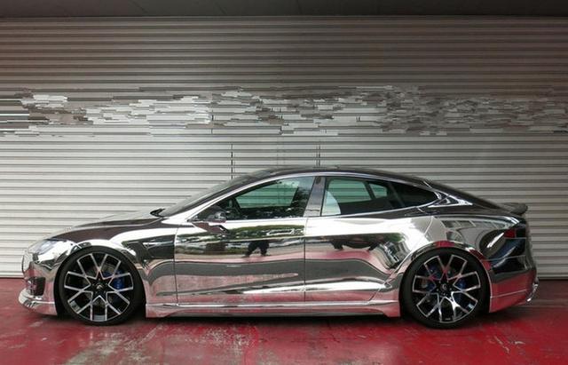 这辆特斯拉很亮眼：车身换上电镀银色涂料，Model S 变身移动的镜子