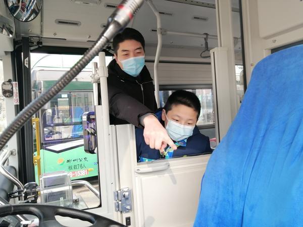 郑州有一群对公交痴迷的人：坐过郑州80%以上的公交车，收藏各种公交模型