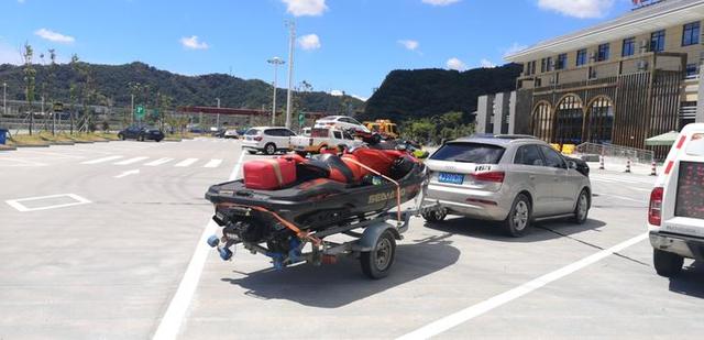 台州高速有轿车非法改装成“挂车”，牵引摩托艇上高速