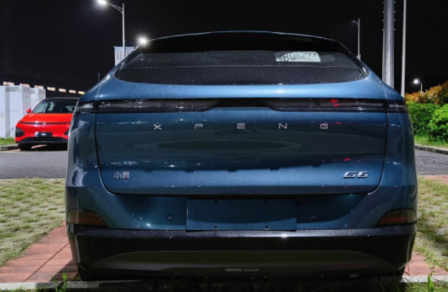 小鹏G6实车现身，光子蓝涂装时尚，智能驾驶配置丰富，补能效率高