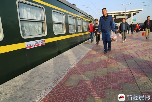 左手香梨，右手冰糖心，新疆首次开行库尔勒至阿克苏直通旅客列车