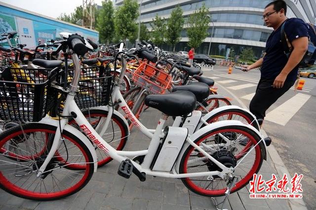 共享电单车逐渐现身北京街头 速度快危险增没车牌也上路