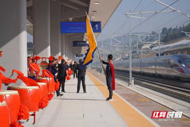 张吉怀高铁6日开通运营 芙蓉镇站迎来首批高铁游客