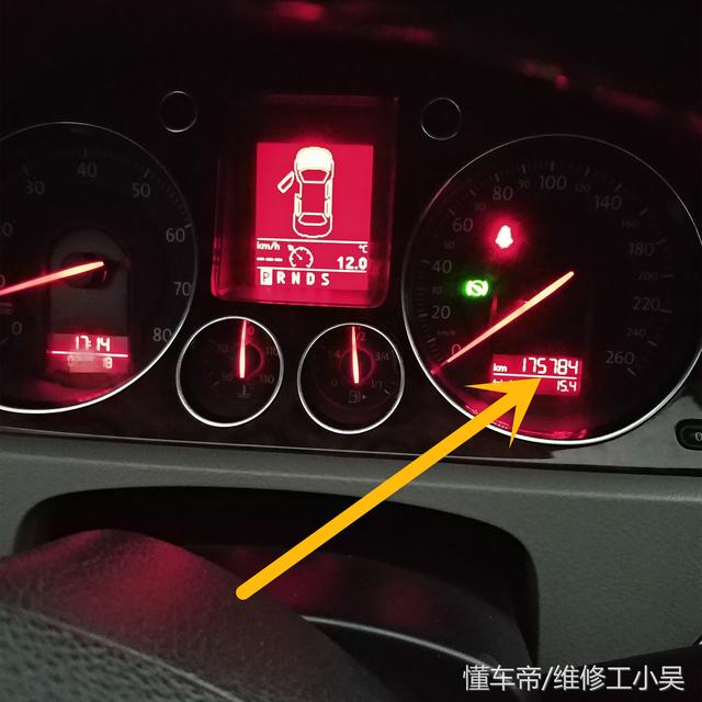 17万公里的老迈腾让车主紧张，师傅：把机油散热器换了就能修好！