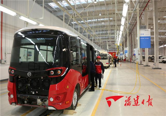 漳州龙海金龙新能源汽车产业基地首台车下线