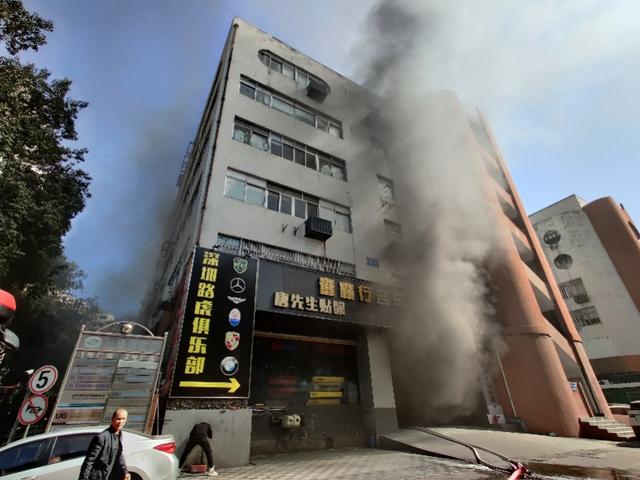 深圳一汽修店烤漆房起火，一辆汽车被烧毁，浓烟滚滚疑自燃