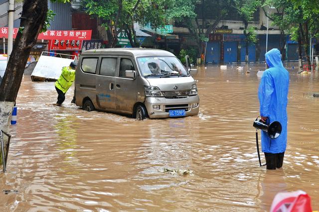 重庆迎来强降雨 綦江道路积水汽车被淹