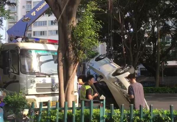 南宁东葛路一小轿车突然翻车，车头严重受损！