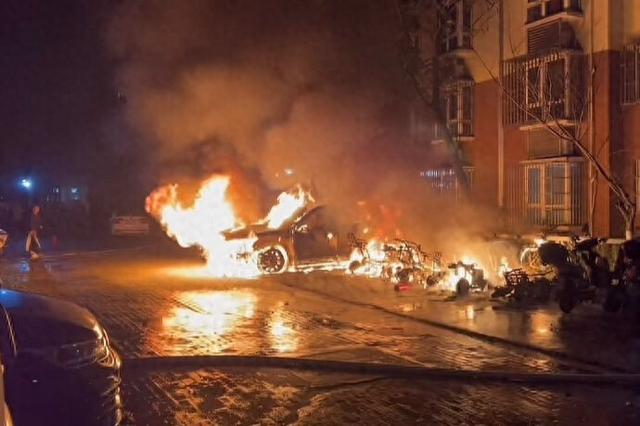 上海一小区凌晨起火，9辆电瓶车2辆汽车被烧毁，原因公布，一个细节令人后怕