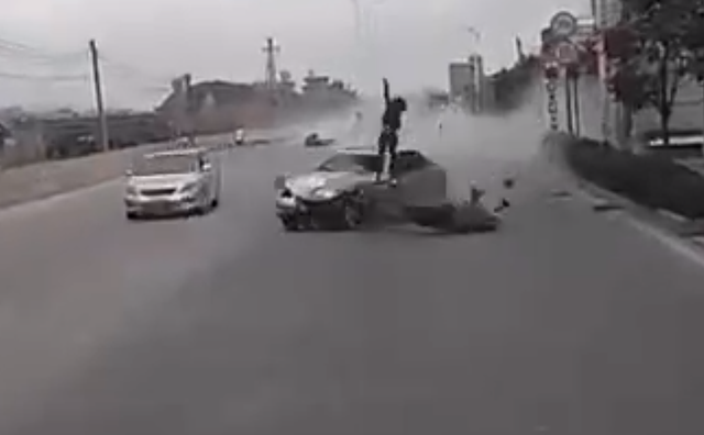 突发！广东揭阳一轿车失控冲撞行人致多人伤亡？交警：在调查中