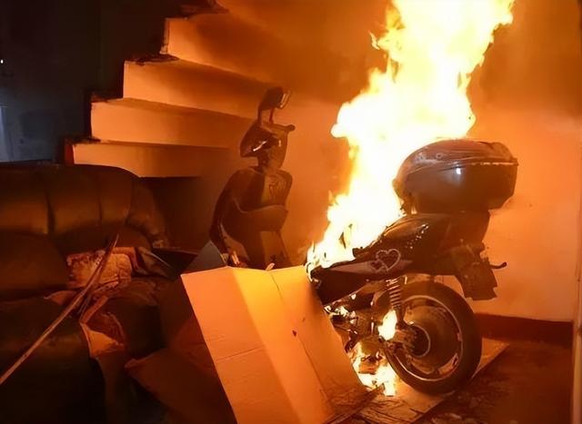 禹州电动汽车自燃，损失严重：生活中要防止忘记关火、电器起火