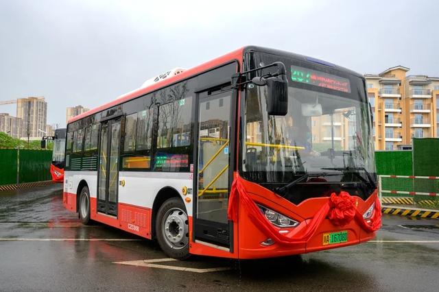 崇州85辆新能源公交车“上岗”