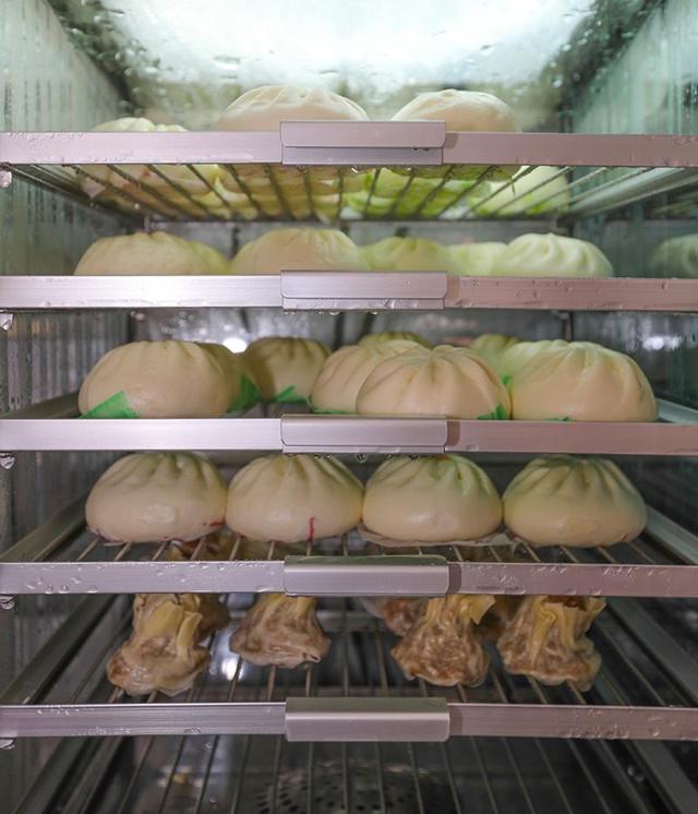 房车改餐车，上海光明流动餐车上街试运营，每辆至少有40种餐食可选