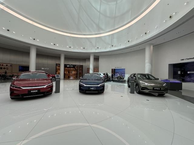 中国汽车在迪拜：4S店开到豪车商圈，经销商：当地顾客很感性，换车频率非常高