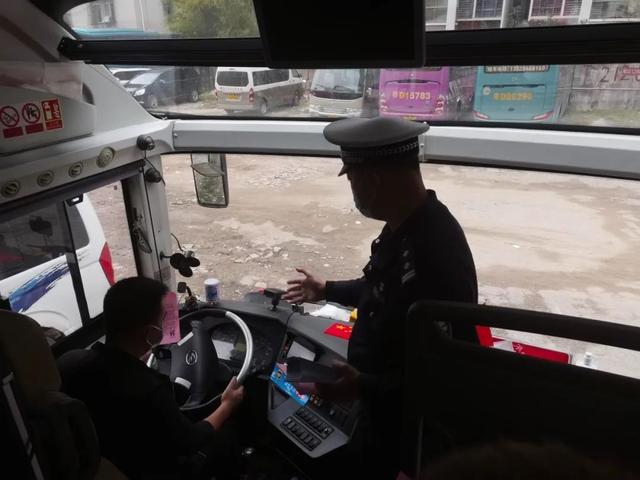小提示，大安全！龙湖交警为客运车辆张贴“安全带”提示贴
