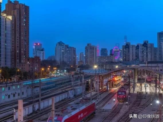 上海至成都长途超过10小时：商务座还是硬卧？这个选择让你省大钱