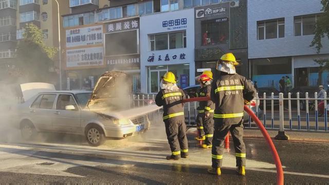 锦州一“油改气”轿车路中起火！汽车被烧成一堆废铁