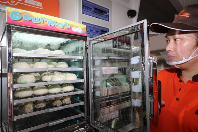 房车改餐车，上海光明流动餐车上街试运营，每辆至少有40种餐食可选