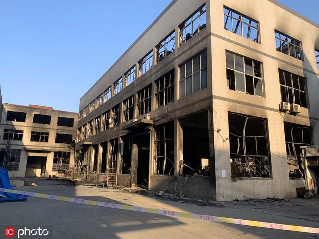 江苏一汽配厂突发大火，烧了一整夜，多户居民紧急撤离