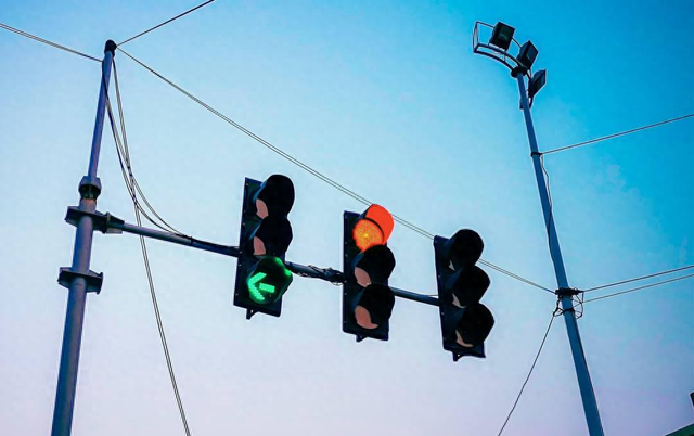 新国标红绿灯“惹众怒”！左转车道不亮灯，车主一不小心被扣6分