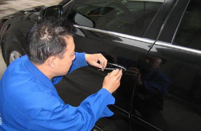 若车钥匙被锁在车内，只能砸玻璃拿出来？其实有很多处理方法