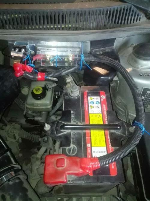 汽车放久电瓶报废了，电动车旧电瓶用2块装在汽车上，比新的耐用
