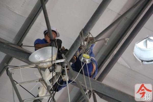 突发，支撑手脚架突然斜倾，柳江拉堡两维修工人被困20米高架顶摇摇欲坠……