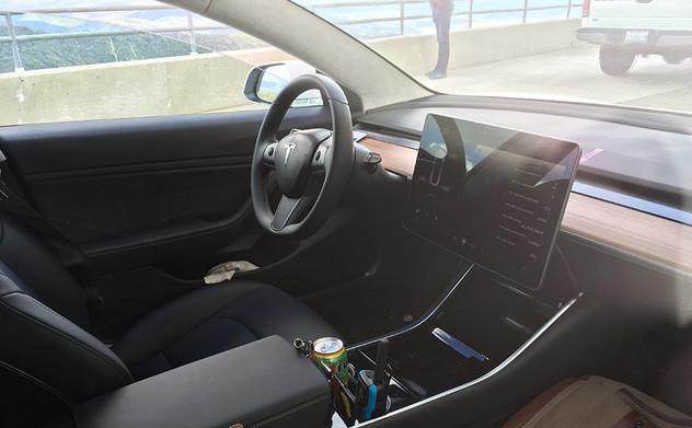 这辆特斯拉很亮眼：车身换上电镀银色涂料，Model S 变身移动的镜子