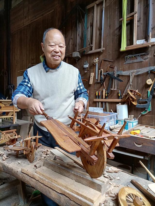 江西万载：老木匠的新创意