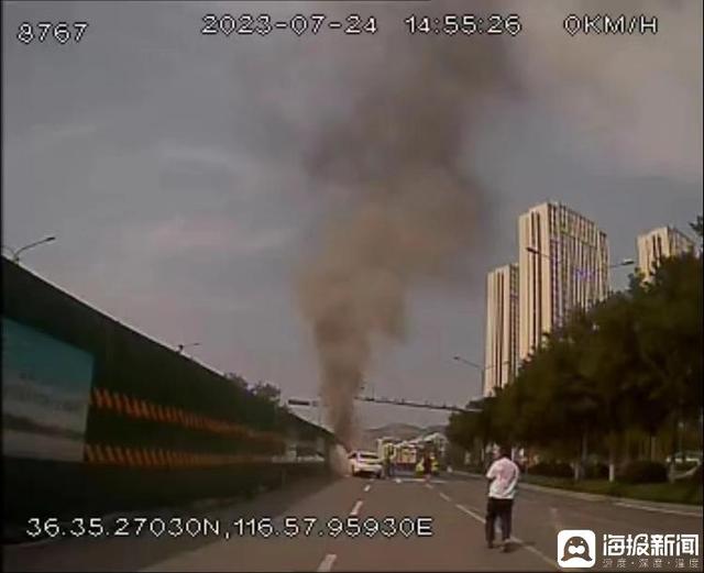 济南街头一轿车自燃 公交驾驶员与热心市民接力灭火