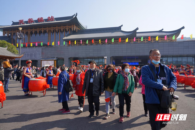 张吉怀高铁6日开通运营 芙蓉镇站迎来首批高铁游客