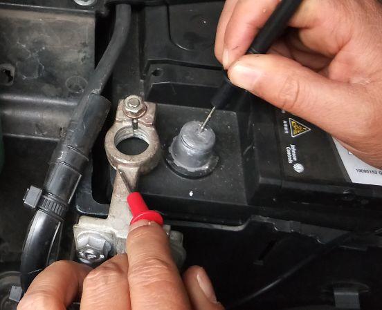 如何用万用表检测汽车是否漏电？
