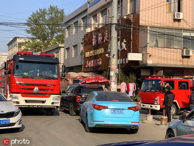 江苏一汽配厂突发大火，烧了一整夜，多户居民紧急撤离