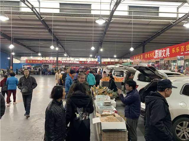 价格比市场便宜！青岛首个“汽车早市”开业了，摊主开车进场卖菜！
