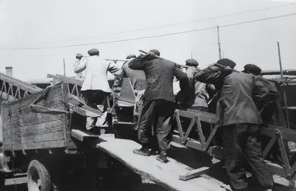 珍贵老照片，再现1954年兰州黄河铁桥大维修场景